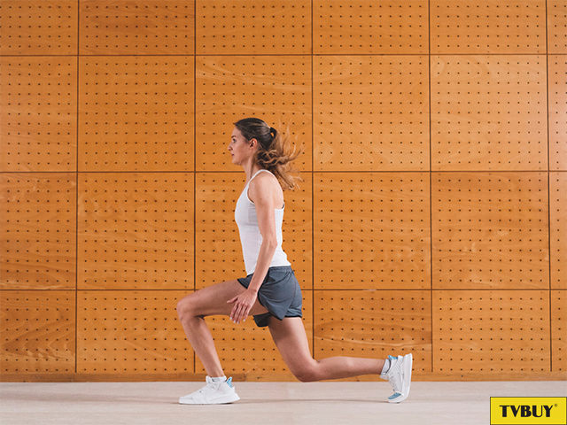Bài tập Lunges chú trọng lực trụ ở chân, lưng thẳng và mắt hướng nhìn về phía trước