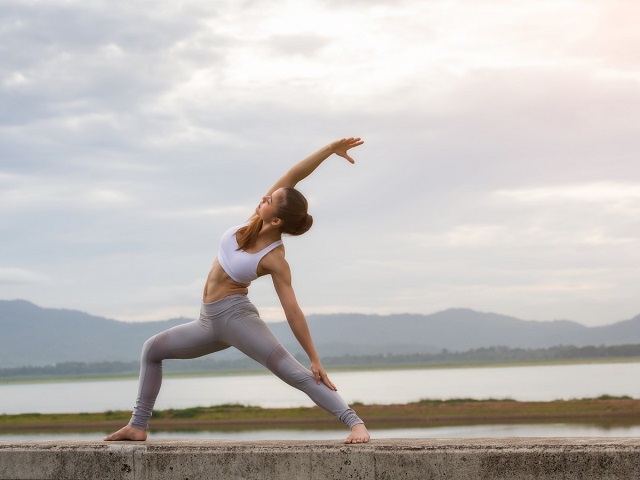 Kéo giãn người với bài tập yoga tăng chiều cao
