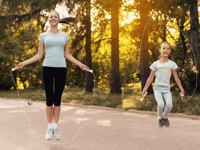 Động tác nhảy dây cơ bản phù hợp với trẻ em lẫn người lớn