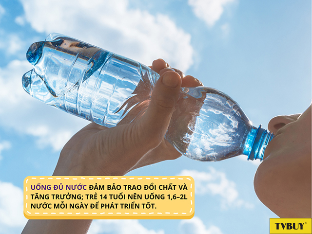 Uống đủ nước đảm bảo cơ thể trẻ 14 tuổi luôn khỏe mạnh và phát triển tối ưu