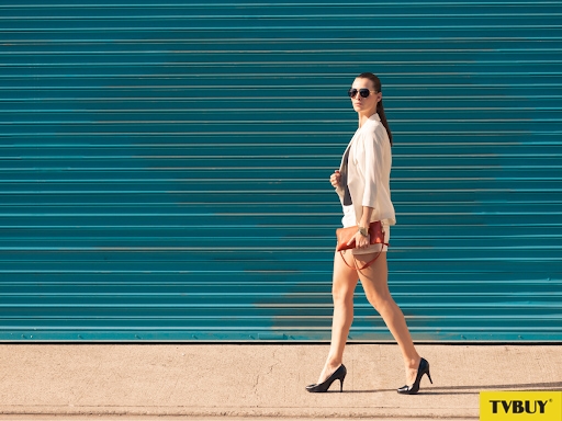 Giày cao gót giúp phái đẹp trông cao và thanh lịch hơn.