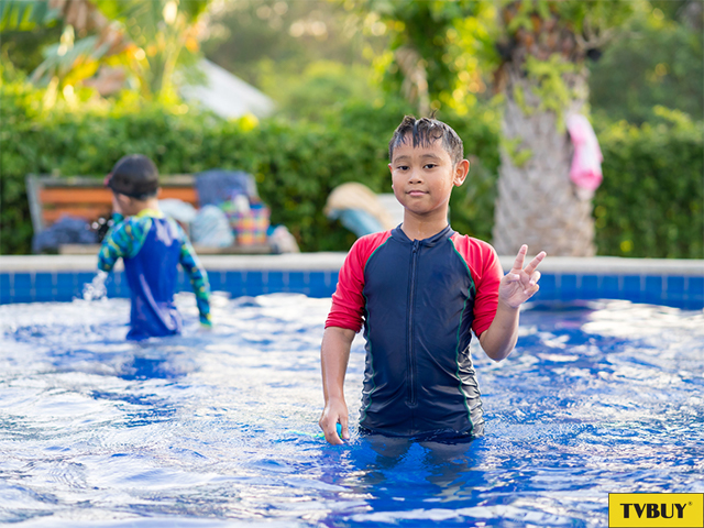 Bơi lội dưới nước là môi trường thuận lợi giúp các đốt sống được duỗi thẳng 
